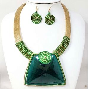 Elegant Green and Gold Necklace Set